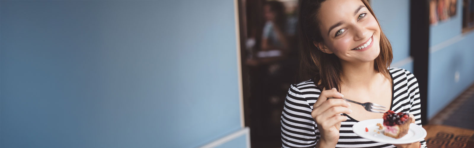 Glückliche Kundin beim Kuchenessen bei Fairmann's Tochter